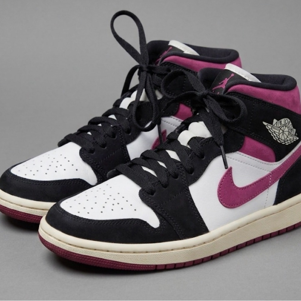 Nike air Jordan High-Top Sneakers in White, Black & Pink